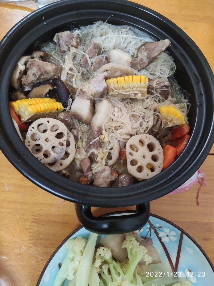 好吃到舔碗的家常玉米排骨煲，香嫩多汁，肉香十足超解馋