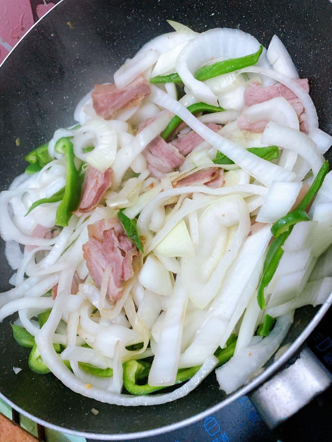 腊肉尖椒炒洋葱