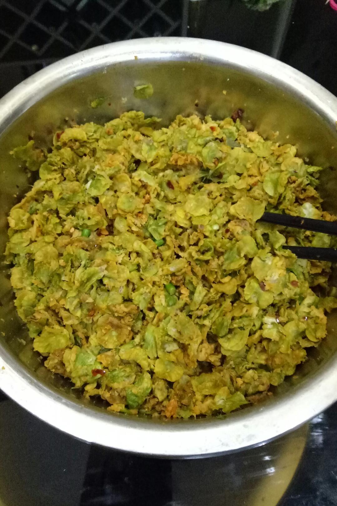 赞 各种野菜 也可以用芹菜叶子 莴苣叶 洋槐花 褚桃子 扫帚菜,油