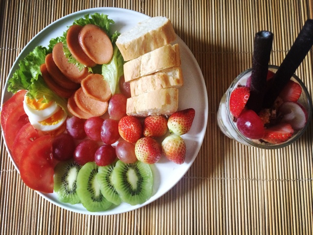 早餐：彩虹简餐（奇异果+法棍+香肠+鸡蛋+玉米+盆栽酸奶）
