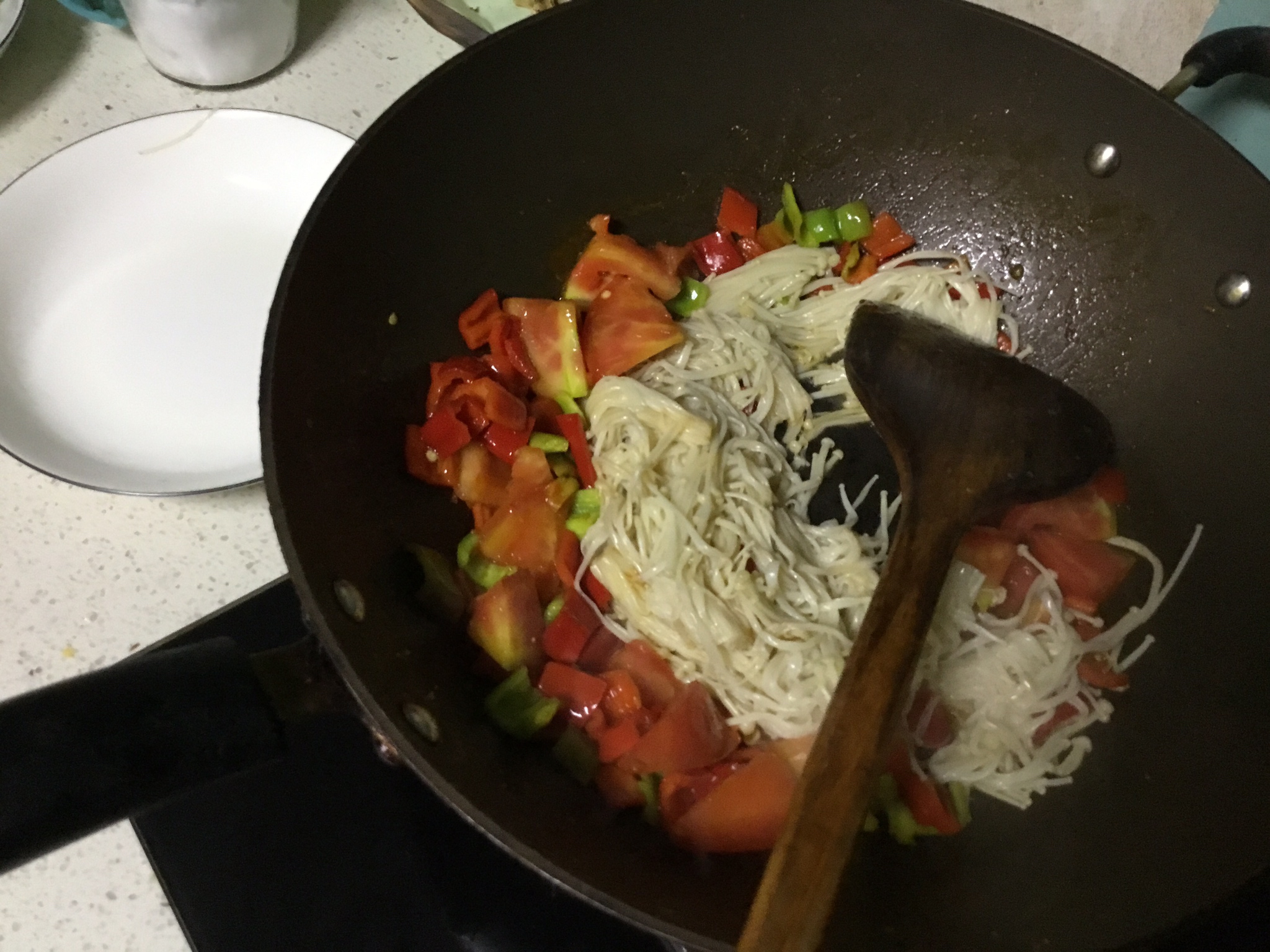 酸汤金针菇炒番茄（炒鸡好吃）的做法 步骤5