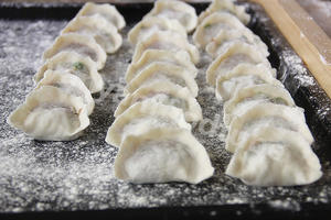 冰花煎饺 Fried Pork & Lotus Root Dumplings的做法 步骤9