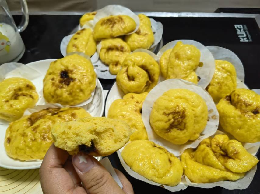 不加一滴水的南瓜开花馒头，纯南瓜泥和面，无需泡打粉，枣香浓郁个个开花