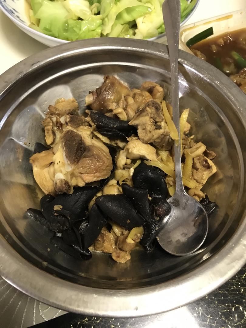 鸡肉炒木耳（或云耳都可以)（家常菜）