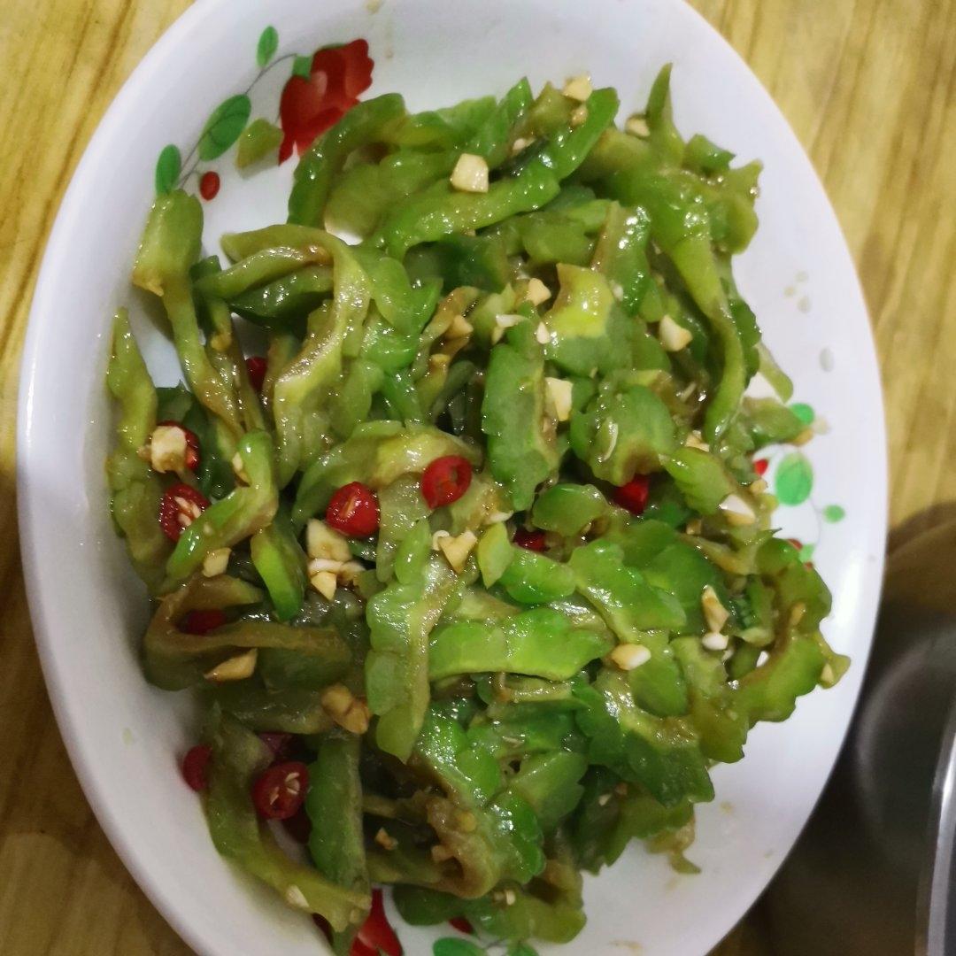 凉拌苦瓜(色碧、味脆)