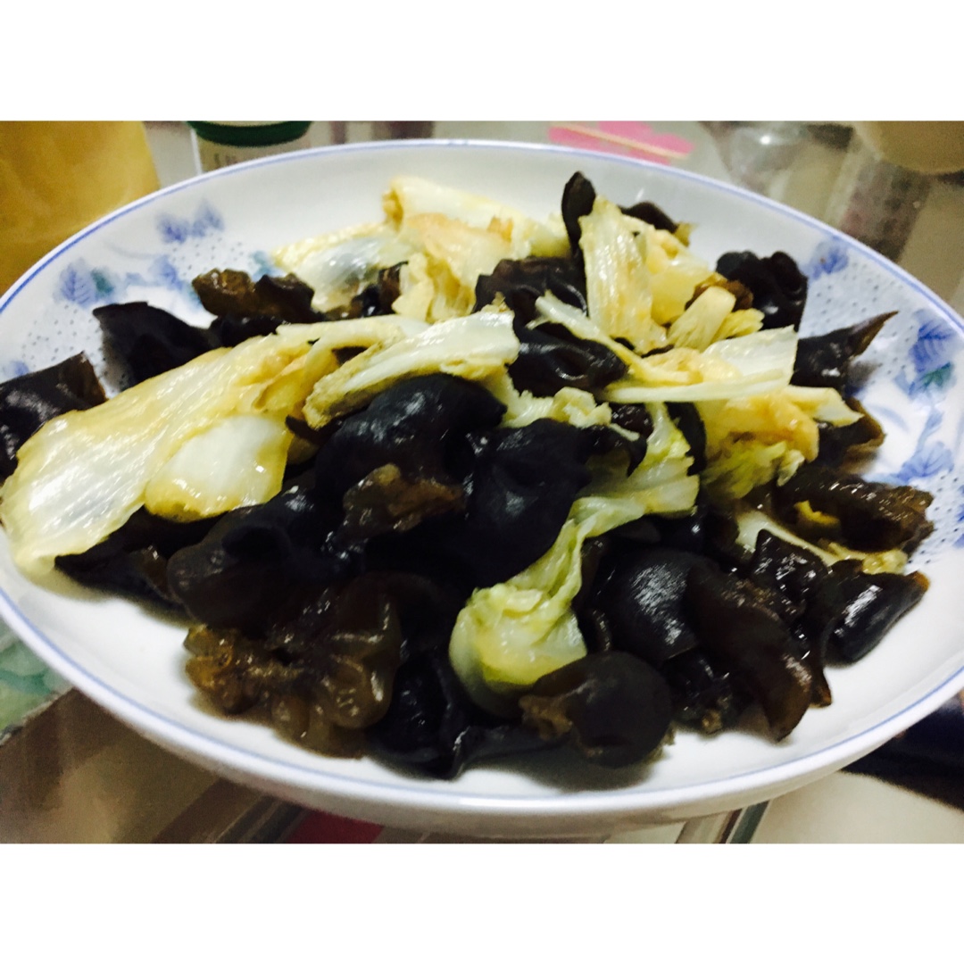 异客他乡做的白菜炒木耳