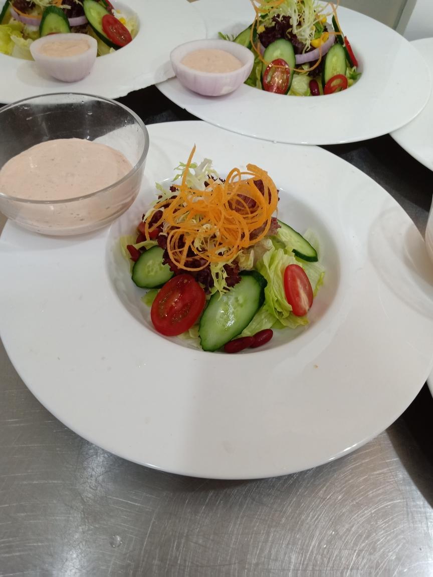 意大利蔬菜沙拉配千岛酱