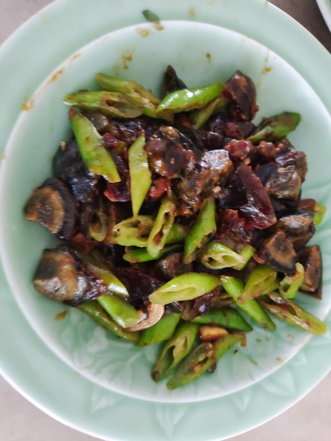 超级下饭的青椒炒皮蛋