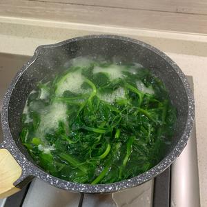 10分钟煮个四川人最爱的豌豆尖煮汤的做法 步骤3
