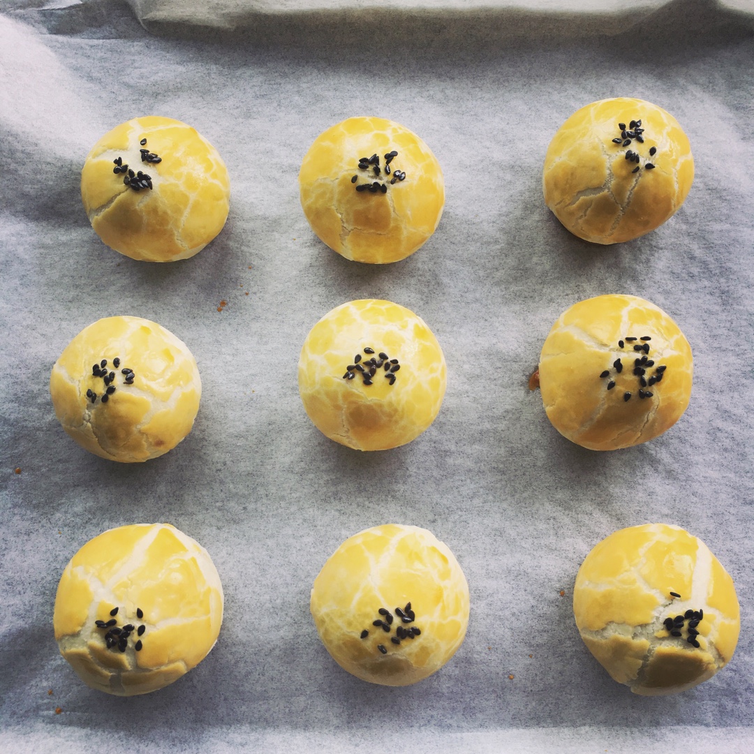 蛋黄酥 Danhuangsu