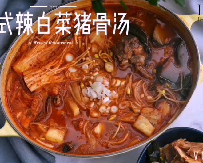 韩式辣白菜猪骨汤的做法