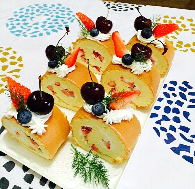 坠入海的星做的奶油水果装饰蛋糕卷