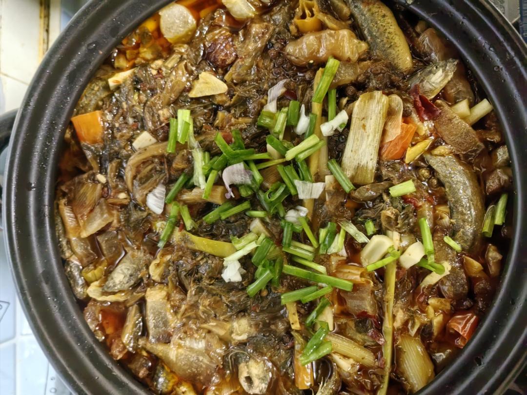 腊肉炖酸菜泥鳅