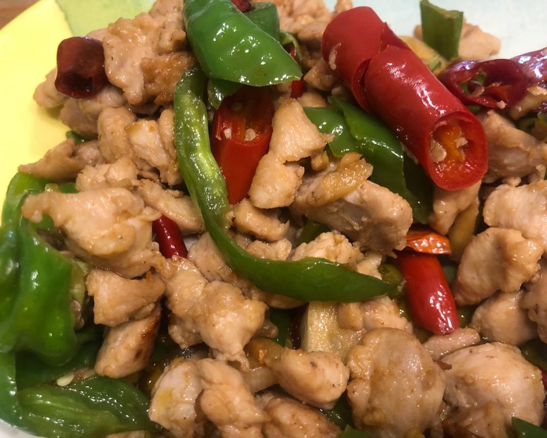 厨师长教你：“青椒炒鸡丁”的家常做法，开胃又下饭，味道很赞