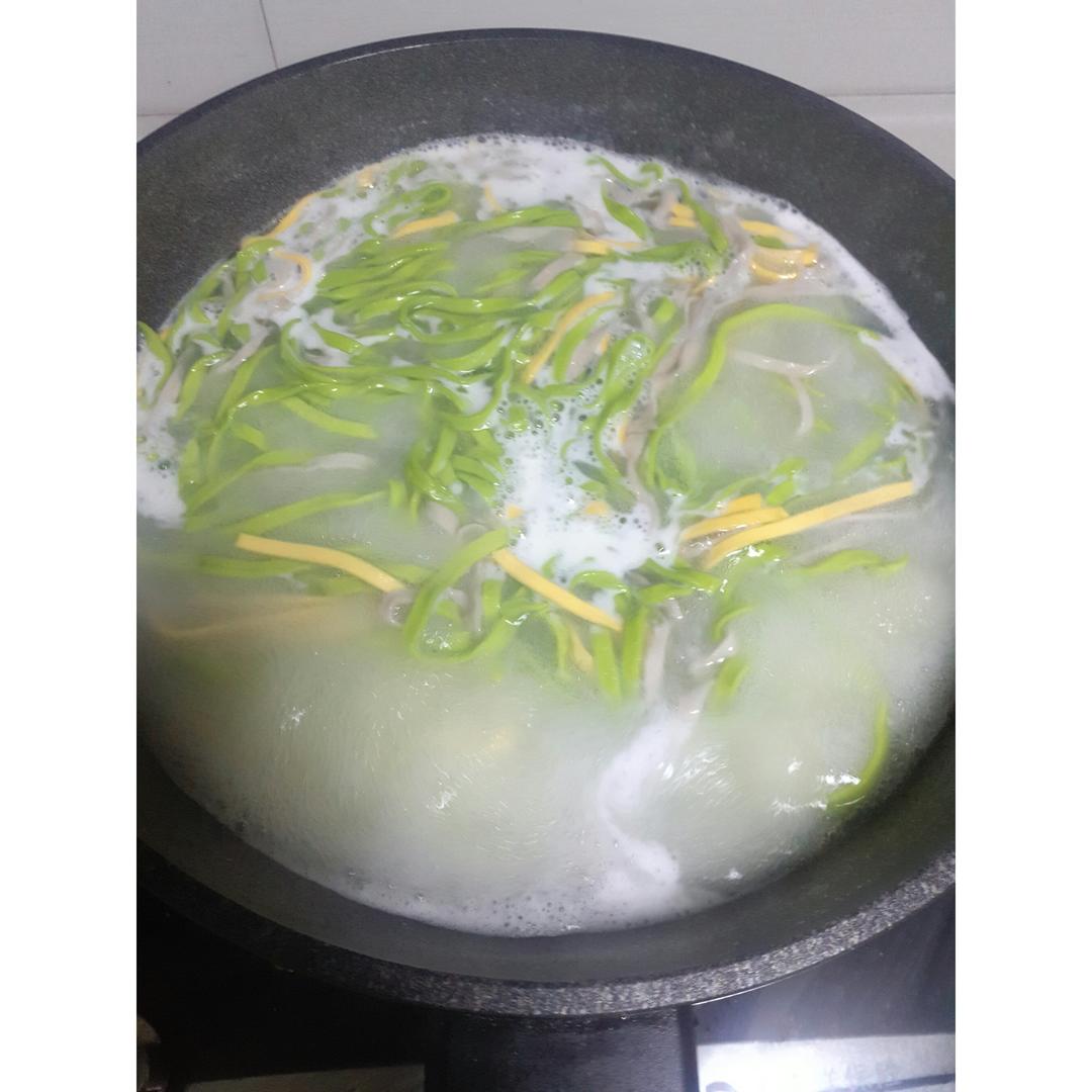 自制纯天然蔬菜汁彩色面条