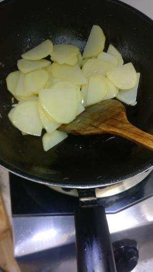 土豆片炒肉的做法 步骤3