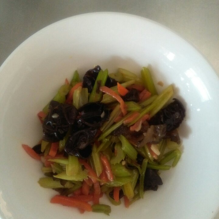胡萝卜木耳炒芹菜