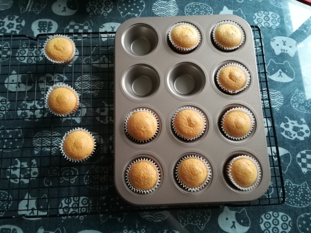 戚风小纸杯蛋糕——独特的配方（柔软有弹性）的做法 步骤10