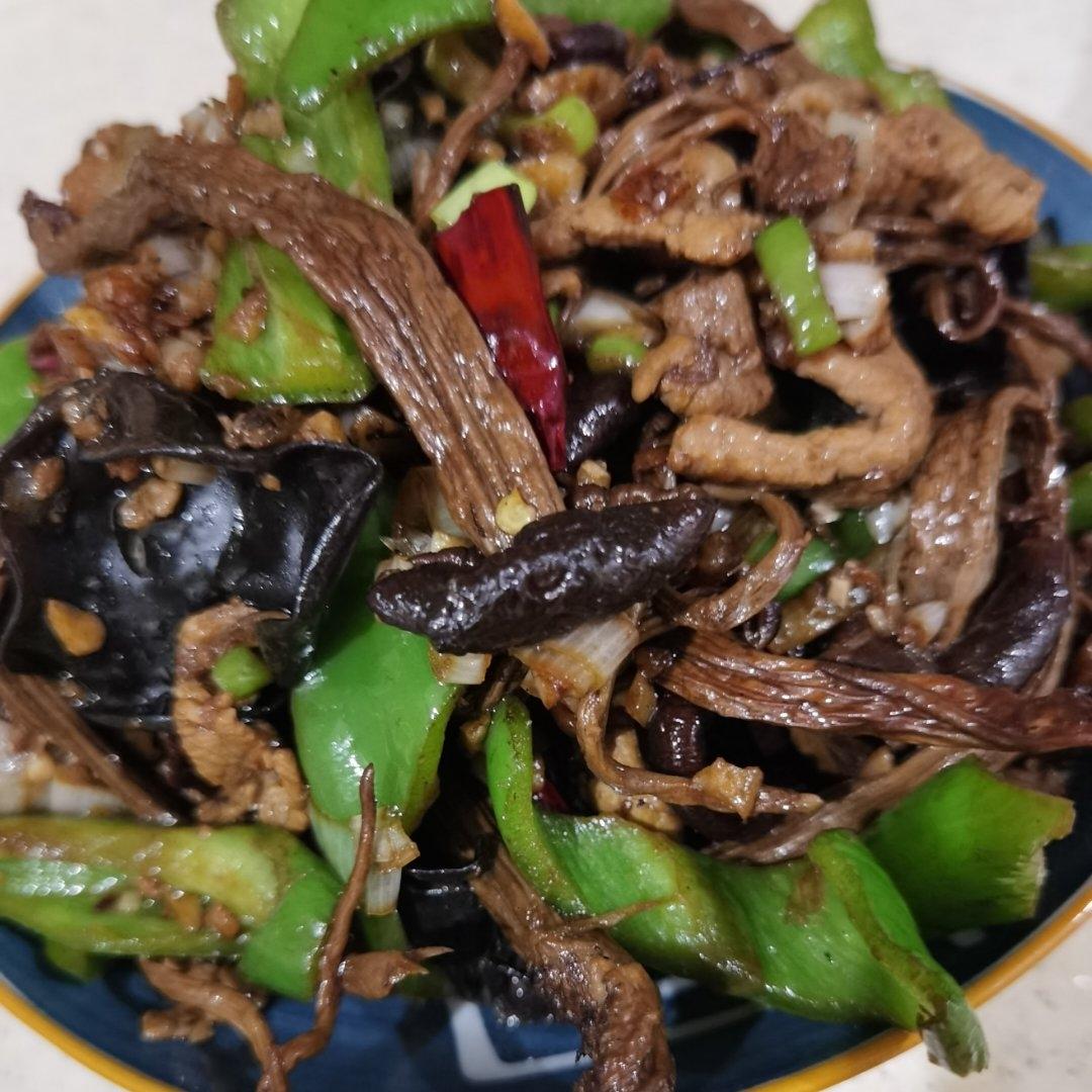 五花肉干锅茶树菇