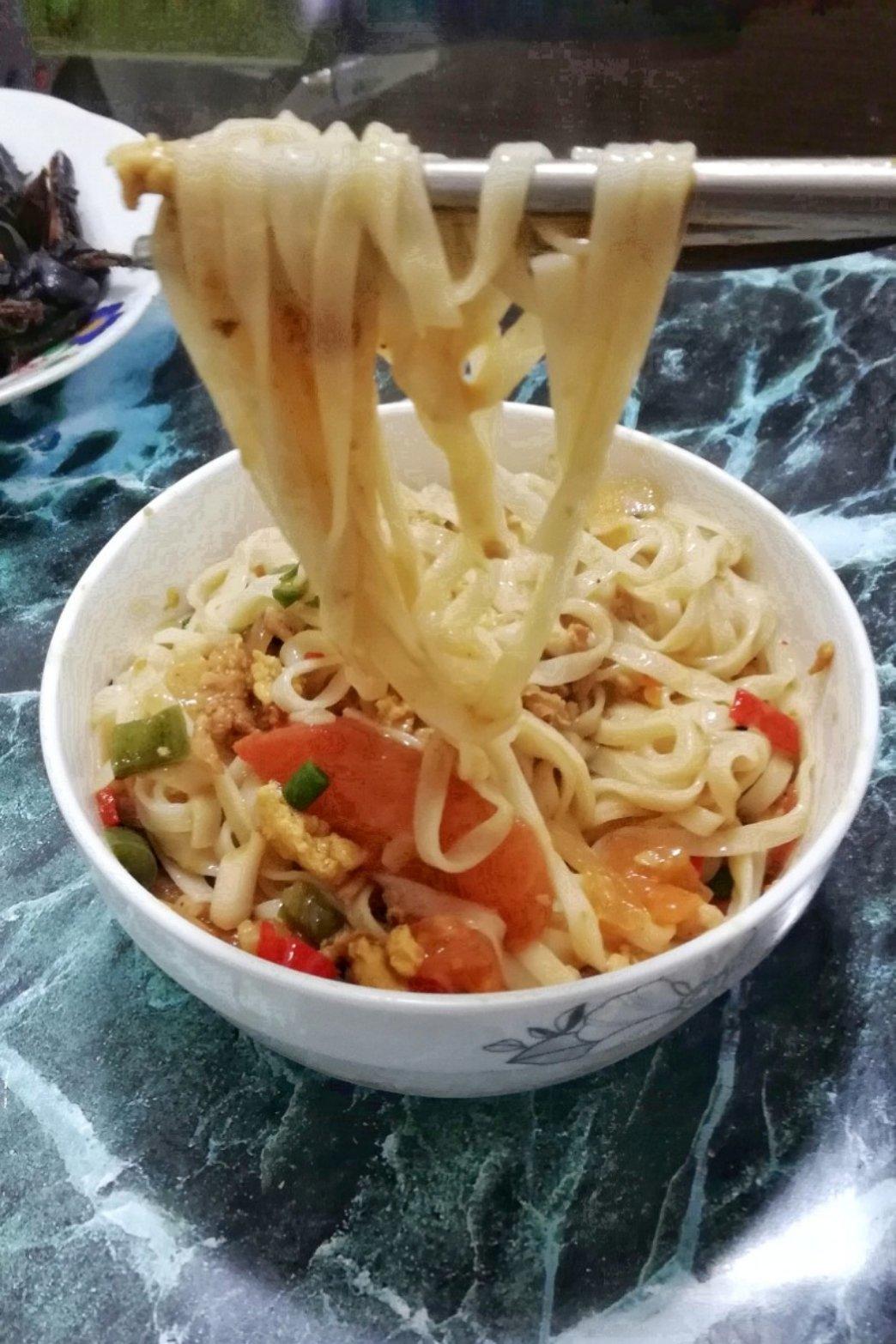 芹菜12345678做的打卤面之鸡蛋卤巨费面条的