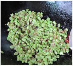 雪菜肉末干煸四季豆碎的做法 步骤10