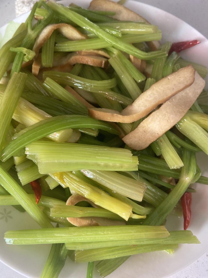 素菜：芹菜炒豆腐干