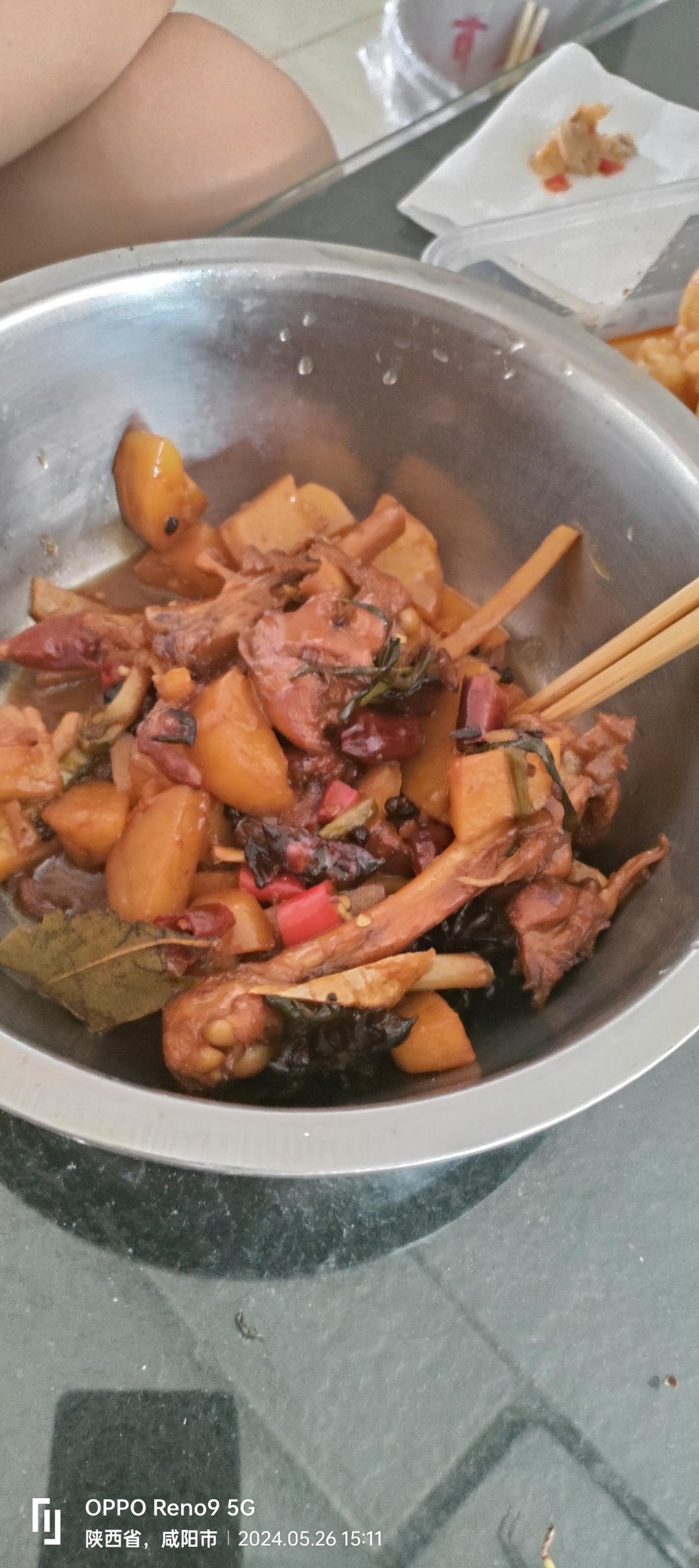 鸡腿炖土豆 上桌秒空盘 汤都喝干了！