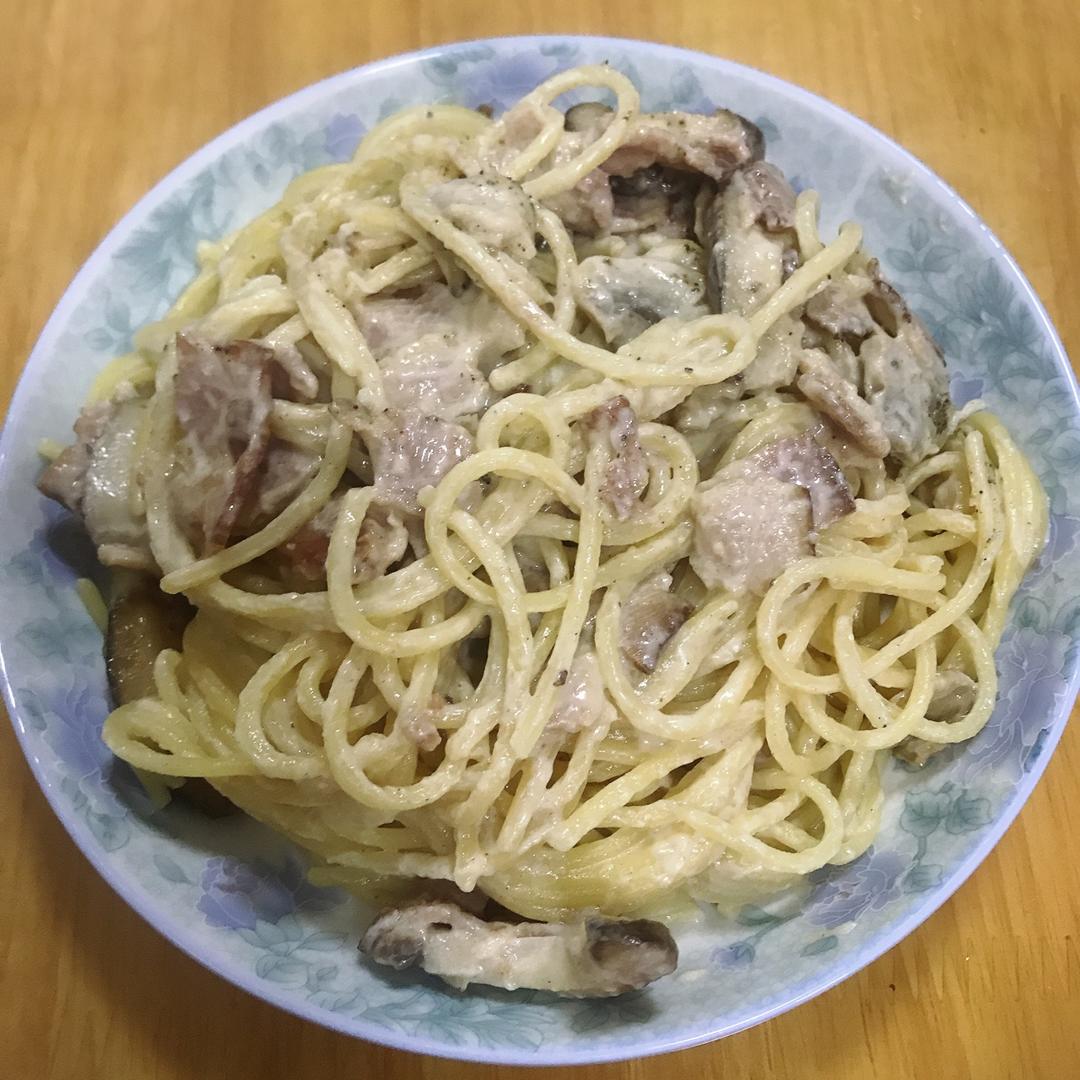 奶油培根蘑菇意面