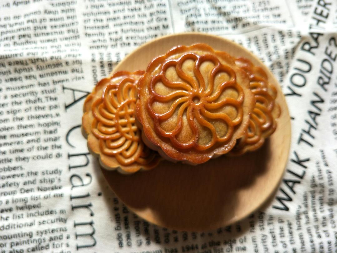 广式月饼—蛋黄芝麻月饼