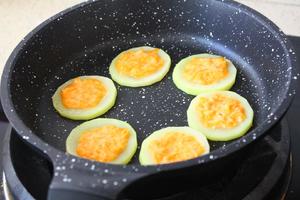 宝宝辅食：西葫芦胡萝卜三文鱼蛋饼（创意早餐）的做法 步骤8