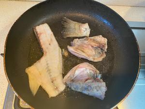 鲈鱼两吃：清蒸鱼柳&鱼骨豆腐汤的做法 步骤6