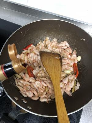 小虾米炒韭菜的做法 步骤4