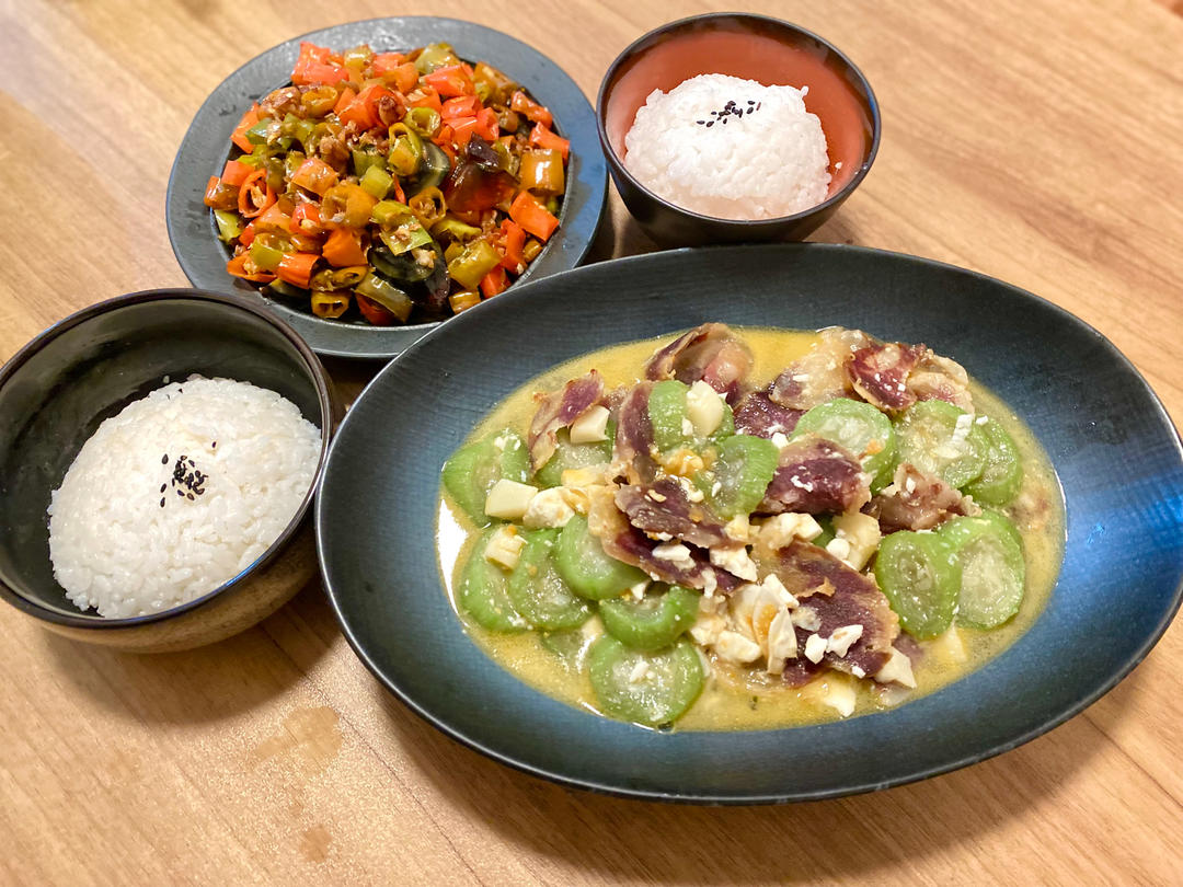 广式咸蛋腊肠炒丝瓜（超级下饭）