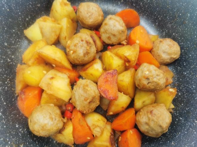 土豆胡萝卜干烧牛肉丸的做法