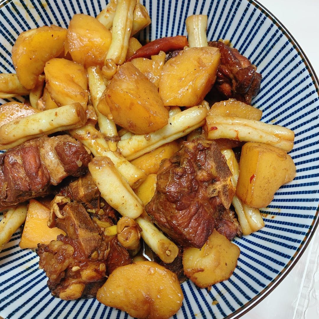 红烧排骨炖豆角土豆