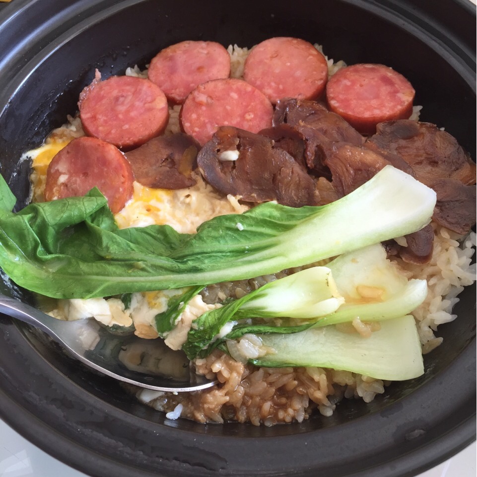 广式腊味煲仔饭