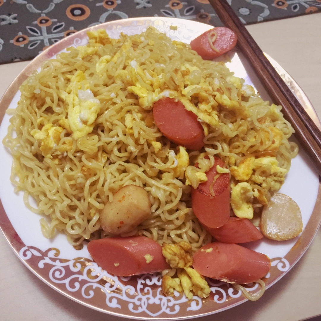 火腿鸡蛋炒面