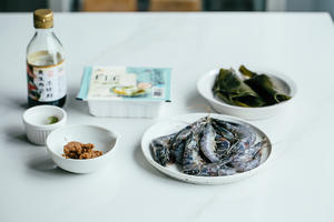 蓝虾刺身+虾头味增汤的做法 步骤1