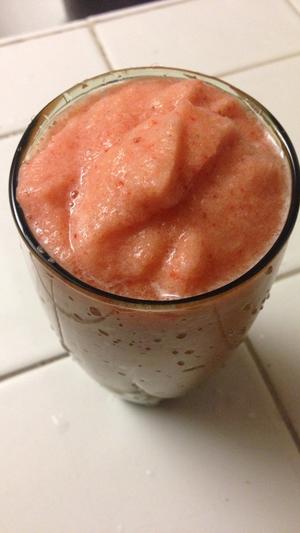 菠萝苹果草莓汁的做法 步骤1