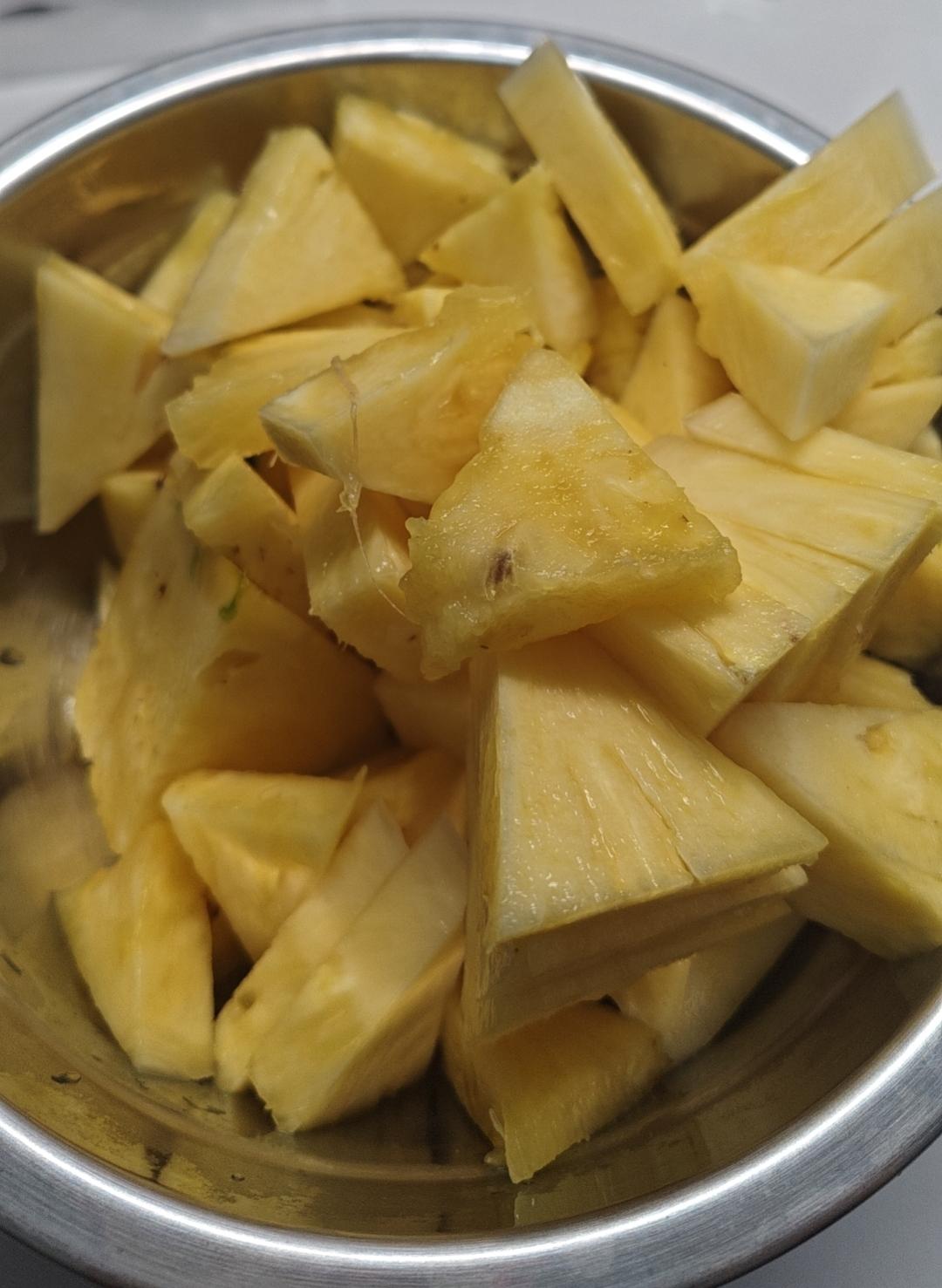 不到两分钟，切好一整个菠萝（独家）