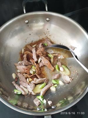 丝瓜木耳炒肉的做法 步骤3
