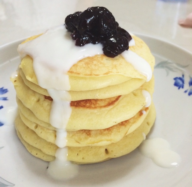 【酸奶松饼yogurt pancake】，搭上黑莓果酱和枫糖的美味。