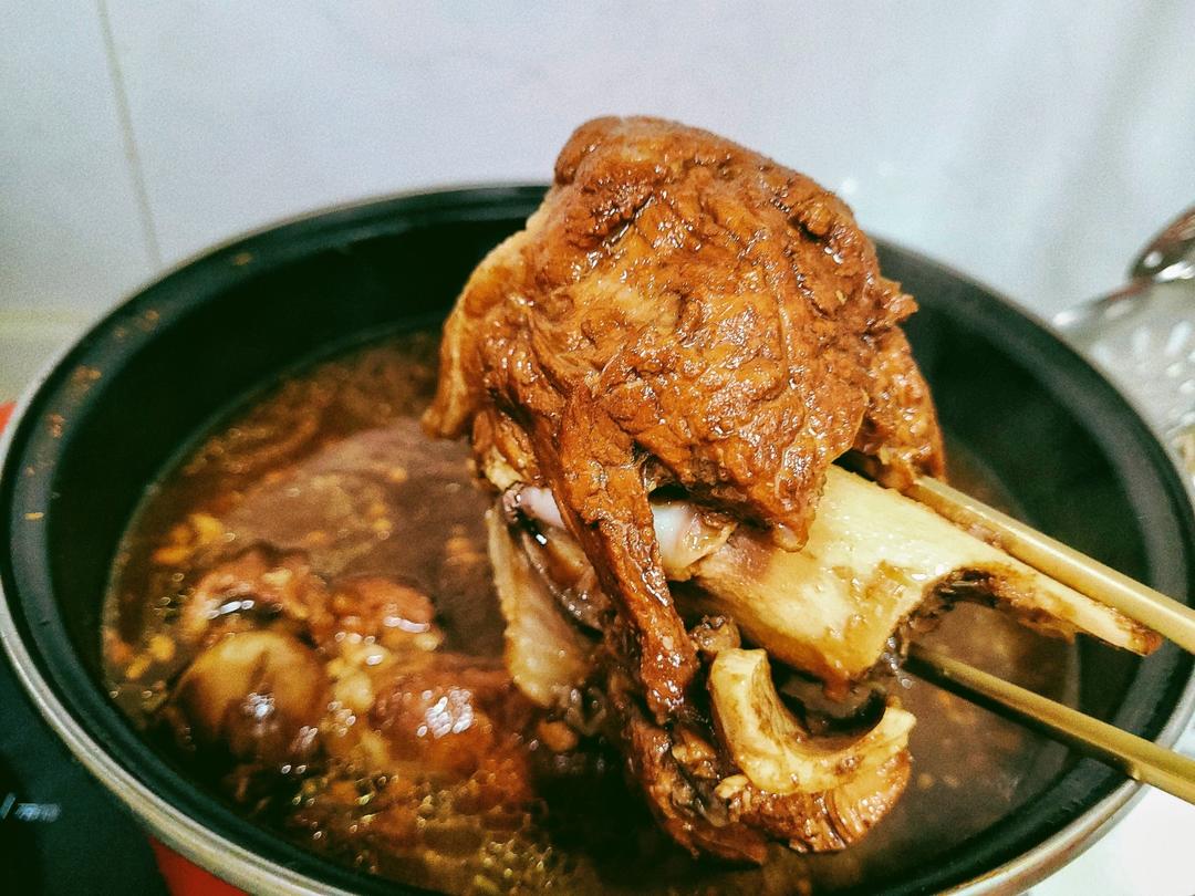 厨师长教你：“酱大骨”的家常做法，酱香浓郁，汤汁拌饭一绝