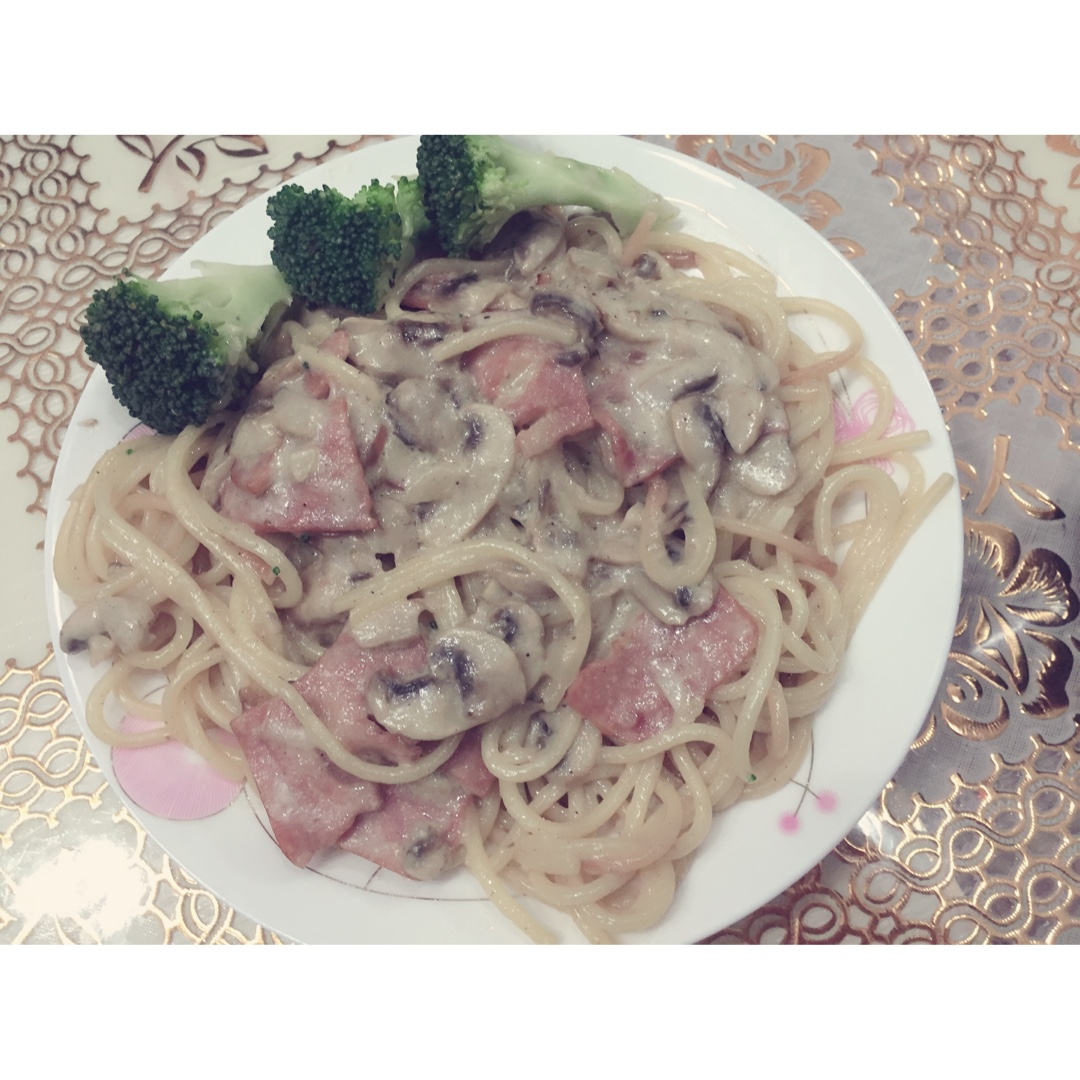 白蘑菇奶油培根意面