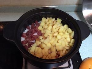 香肠土豆香菇砂锅焖饭的做法 步骤2