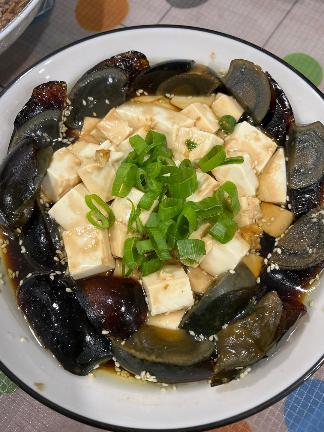凉拌皮蛋豆腐，有着万能的灵魂调味汁浇头，只能说鲜美！
