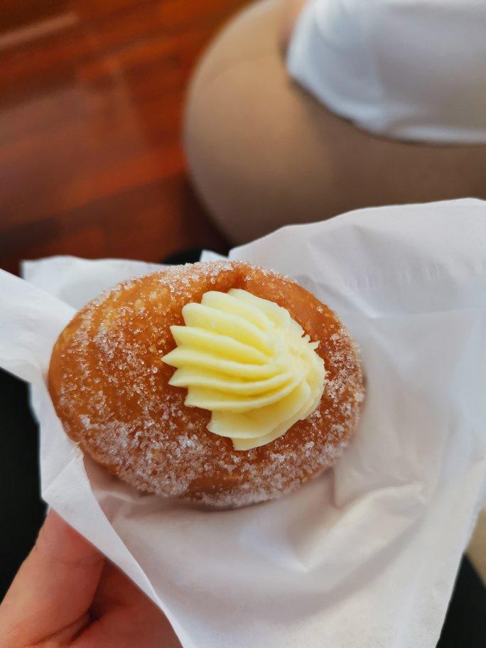 好吃到哭泣的甜甜圈VANILLA CREAM-FILLED DOUGHNUTS
