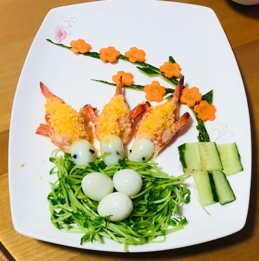 熟的豌豆苗放入盘中,上面放入煮熟去壳的鸟蛋;将蒸熟的鸟造型摆入盘中