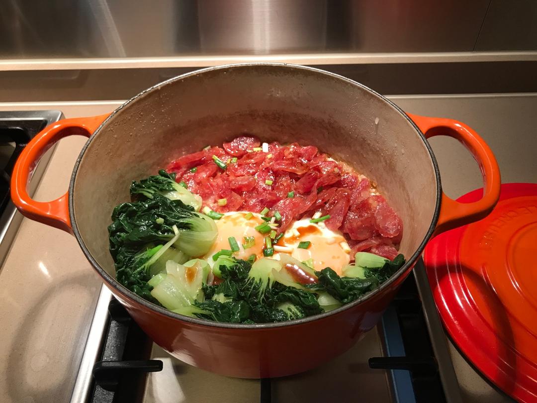 铸铁锅腊肠煲仔饭