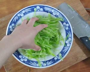 凉拌莴苣的做法 步骤3